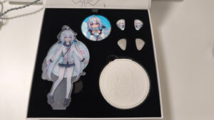 nozomiのアクスタと缶バッチ