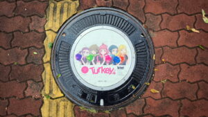 Turkey!デザインマンホール 西友の倉店前